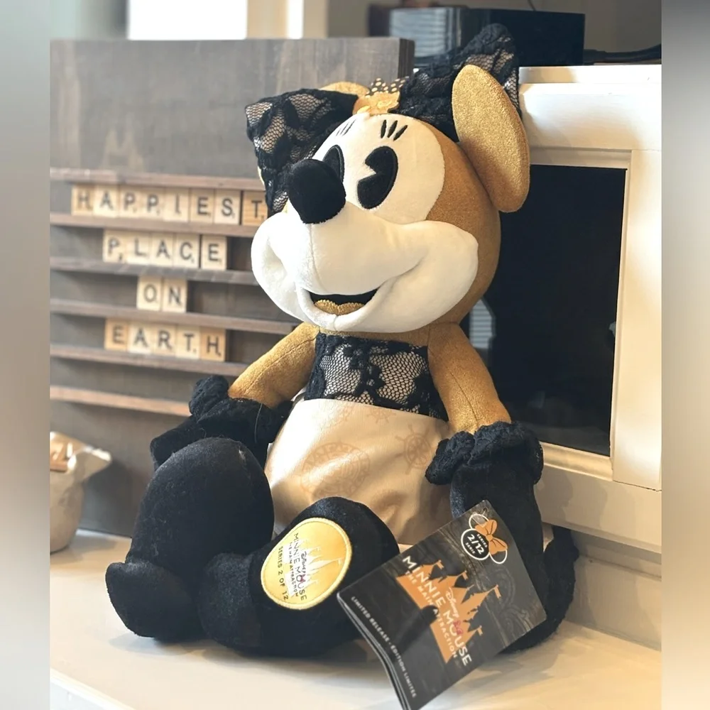 NWT Disney Main Attraction Stuffed Animal. Pirates of the Caribbean Minnie Mouse